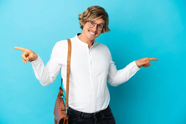 Mladý Blonďatý Podnikatel Izolovaný Modrém Pozadí Ukazující Prstem Laterály Šťastný — Stock fotografie