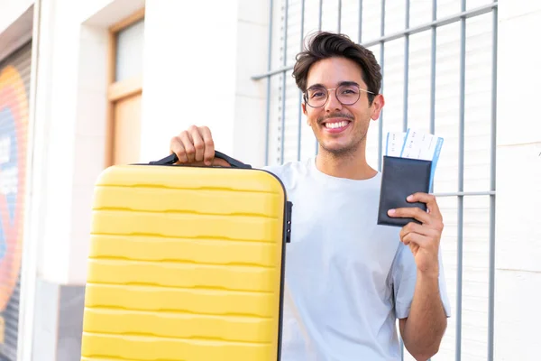 Jonge Kaukasische Man Buiten Vakantie Met Koffer Paspoort — Stockfoto