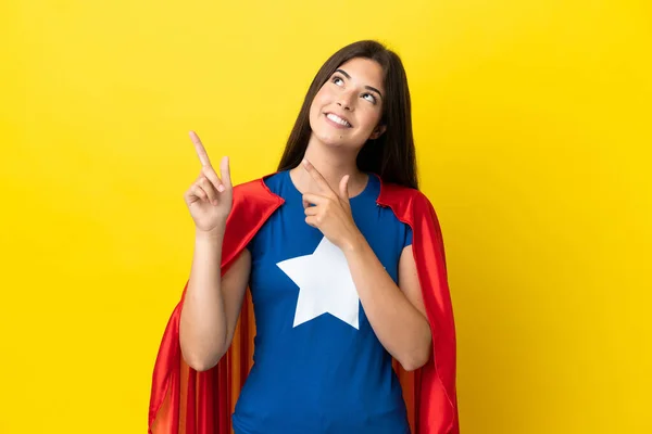 Super Hero Brasilianerin Isoliert Auf Gelbem Hintergrund Zeigt Mit Dem — Stockfoto