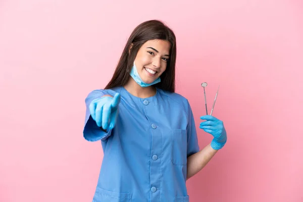 Dentiste Femme Tenant Des Outils Isolés Sur Fond Rose Pointant — Photo