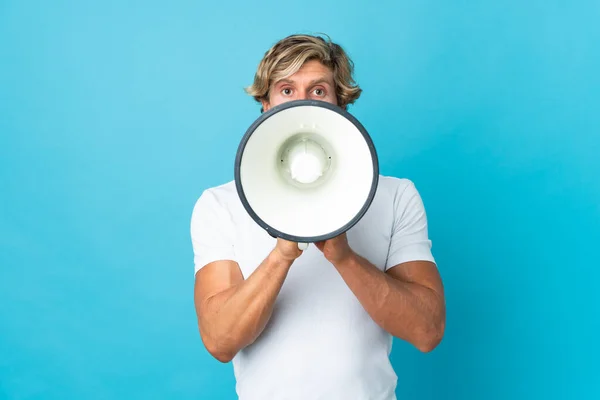 Engelse Man Geïsoleerde Blauwe Achtergrond Schreeuwt Door Een Megafoon Iets — Stockfoto