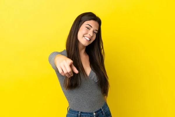 Jovem Brasileira Isolada Fundo Amarelo Apontando Frente Com Expressão Feliz — Fotografia de Stock