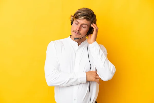 Telemarketer Człowiek Pracuje Zestawu Słuchawkowego Izolowane Żółtym Tle Bólem Głowy — Zdjęcie stockowe