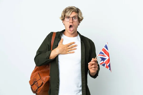 Mladá Angličanka Držící Britskou Vlajku Překvapená Šokovaná Při Pohledu Vpravo — Stock fotografie