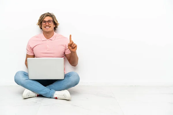 Jovem Caucasiano Sentado Chão Com Seu Laptop Isolado Fundo Branco — Fotografia de Stock