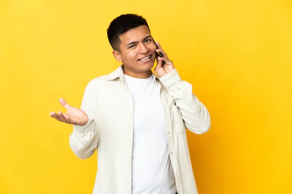 Νεαρός Άνθρωπος Του Εκουαδόρ Απομονωμένος Κίτρινο Φόντο Κρατώντας Μια Συνομιλία — Φωτογραφία Αρχείου