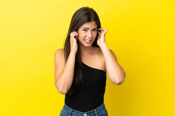 Jeune Femme Brésilienne Isolée Sur Fond Jaune Frustrée Couvrant Les — Photo