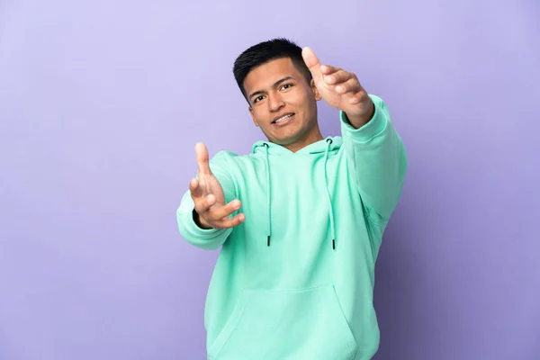 Young Ecuadorian Man Isolated Purple Background Presenting Inviting Come Hand — Foto de Stock