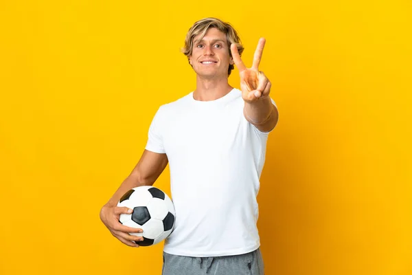Άγγλος Ποδοσφαιριστής Πάνω Από Απομονωμένο Κίτρινο Φόντο Χαμογελώντας Και Δείχνοντας — Φωτογραφία Αρχείου