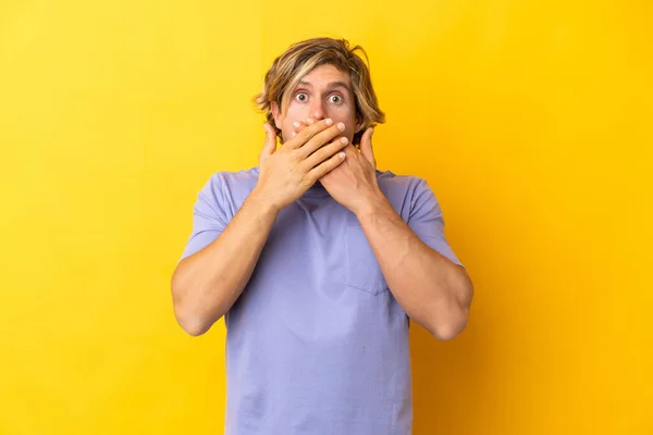 Handsome Blonde Man Isolated Yellow Background Covering Mouth Hands — Φωτογραφία Αρχείου