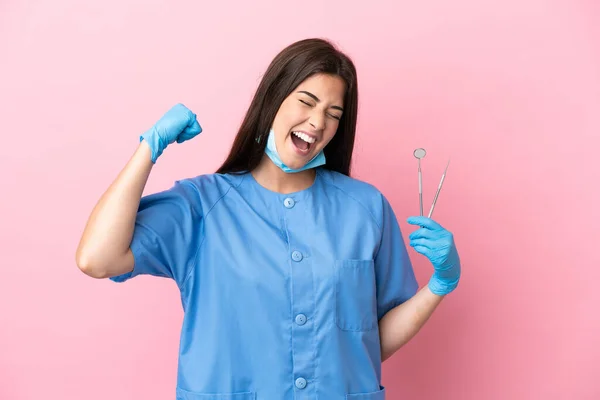 Femme Dentiste Tenant Des Outils Isolés Sur Fond Rose Célébrant — Photo