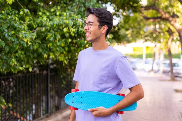Jovem Caucasiano Parque Com Skate — Fotografia de Stock