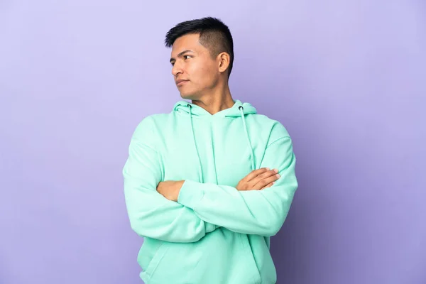 Young Ecuadorian Man Isolated Purple Background Looking Side — Foto de Stock