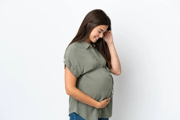 白い背景妊娠中や横位置に隔離された若いブラジル人女性 — ストック写真