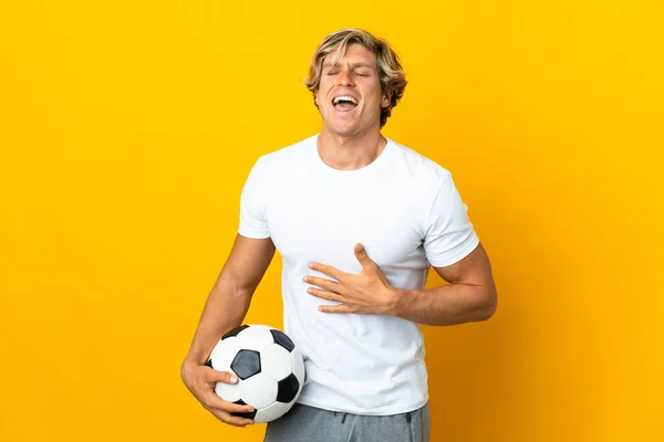Άγγλος Ποδοσφαιριστής Πάνω Από Απομονωμένο Κίτρινο Φόντο Χαμογελώντας Πολύ — Φωτογραφία Αρχείου