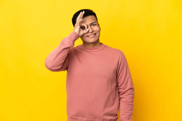 Young Ecuadorian Man Isolated Yellow Background Showing Sign Fingers — Foto Stock