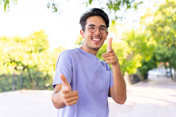 Young Caucasian Man Outdoors Park Pointing Front Smiling — Φωτογραφία Αρχείου