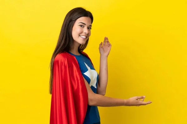 Superheldin Brasilianerin Isoliert Auf Gelbem Hintergrund Die Hände Zur Seite — Stockfoto
