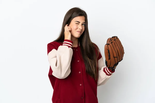 野球手袋とプレーヤーブラジルの女性は 白の背景に不満とカバー耳に隔離 — ストック写真