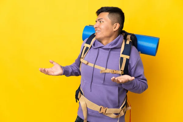 Young Mountaineer Man Big Backpack Isolated Yellow Background Surprise Expression — Stockfoto