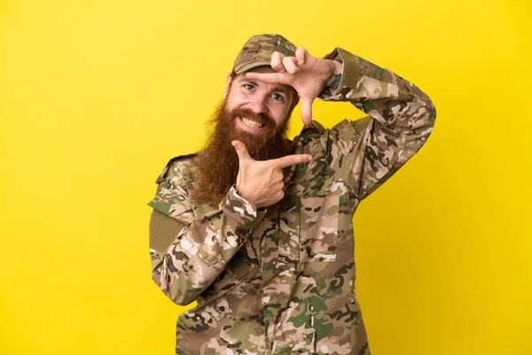 Military Redhead Man Isolated Yellow Background Focusing Face Framing Symbol — Stockfoto