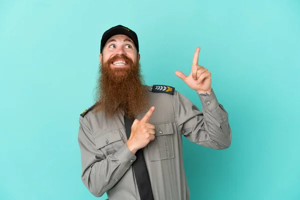 Redhead Bezpečnostní Muž Izolovaný Bílém Pozadí Ukazuje Ukazováčkem Skvělý Nápad — Stock fotografie