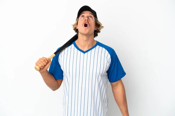 Młody Blondynka Człowiek Gra Baseball Odizolowany Białym Tle Patrząc Górę — Zdjęcie stockowe