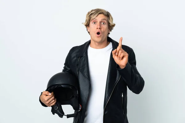 指を持ち上げながら解決策を実現しようとしてオートバイのヘルメットを保持している英語の男 — ストック写真