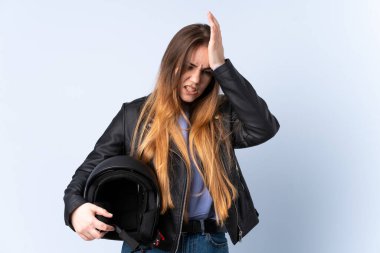 Motosiklet kasklı bir kadın. Kafası karışık bir ifade takınıyor.