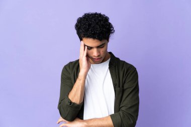 Genç Venezuelalı adam, mor arka planda baş ağrısı ile izole edilmiş.