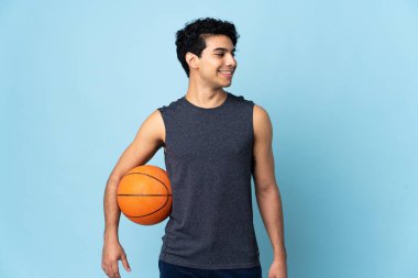 Venezuelalı basketbolcu arka planda izole edilmiş.