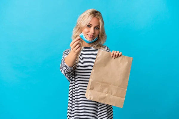 Junge Russische Frau Hält Eine Einkaufstasche Supermarkt Isoliert Auf Blauem — Stockfoto
