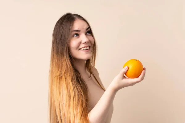 Fiatal Fehér Kezében Egy Narancs — Stock Fotó