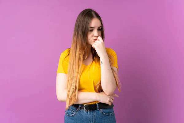 Jovem Caucasiana Isolada Fundo Roxo Com Dúvidas — Fotografia de Stock