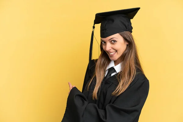 Graduação Universitária Jovem Isolado Fundo Amarelo Apontando Para Trás — Fotografia de Stock