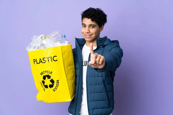 Молодий Венесуельський Чоловік Тримає Сумку Пластиковими Пляшками Показуючи Піднімаючи Палець — стокове фото