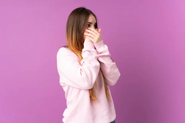 Jonge Blanke Vrouw Geïsoleerd Paarse Achtergrond Bedekken Mond Kijken Naar — Stockfoto