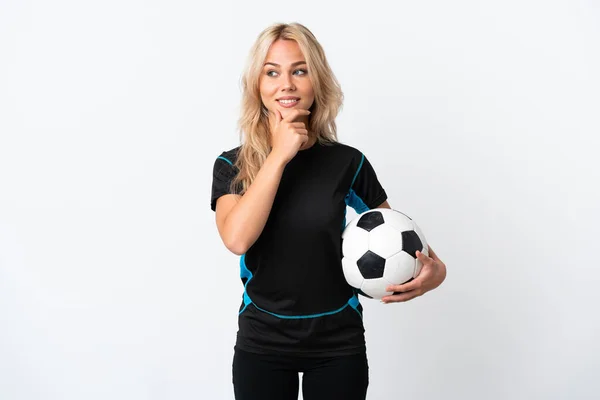 Mladá Ruská Žena Hraje Fotbal Izolované Bílém Pozadí Při Pohledu — Stock fotografie