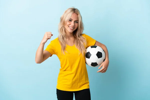 Ung Rysk Kvinna Isolerad Blå Bakgrund Med Fotboll Firar Seger — Stockfoto