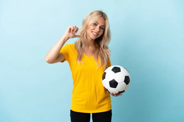 Genç Rus Kadın Mavi Arka Planda Futbol Topuyla Izole Edilmiş — Stok fotoğraf