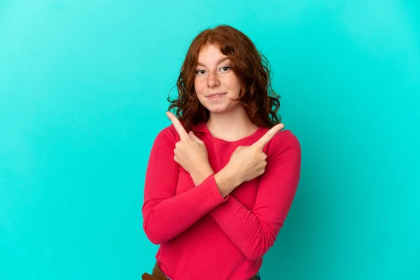 Teenager Načervenalá Žena Izolované Modrém Pozadí Ukazuje Laterály Pochybnostmi — Stock fotografie