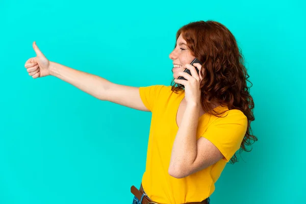 Adolescente Donna Rossastra Utilizzando Telefono Cellulare Isolato Sfondo Blu Dando — Foto Stock