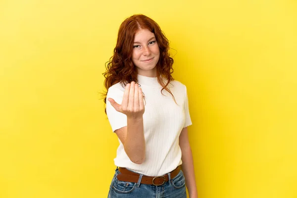 Teenager Reddish Woman Isolated Yellow Background Inviting Come Hand Happy — Foto de Stock