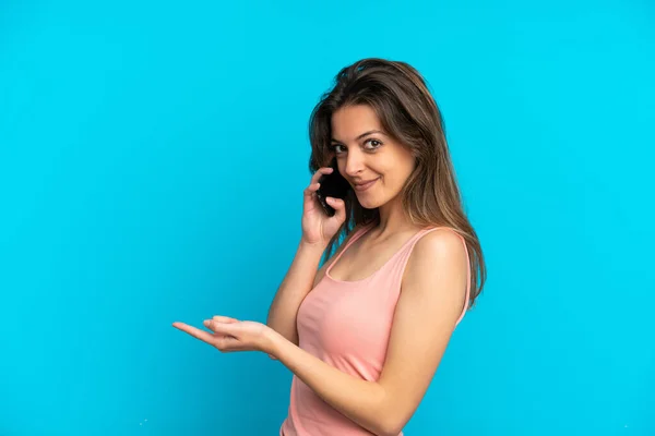 Mulher Branca Jovem Usando Telefone Celular Isolado Fundo Azul Apontando — Fotografia de Stock