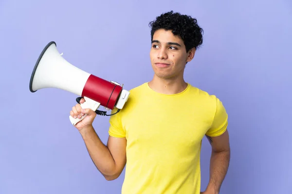 Jovem Venezuelano Isolado Fundo Roxo Segurando Megafone Pensando — Fotografia de Stock