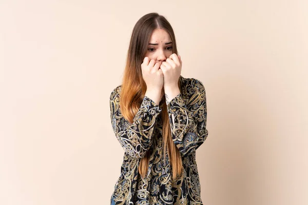 Jonge Kaukasische Vrouw Geïsoleerd Beige Achtergrond Nerveus Bang Zetten Handen — Stockfoto