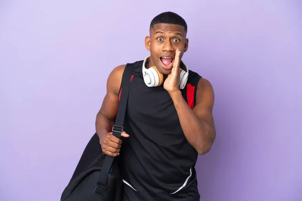 Jovem Esporte Latino Homem Com Saco Desportivo Isolado Fundo Roxo — Fotografia de Stock