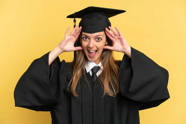 Ung Universitetsexamen Isolerad Gul Bakgrund Med Överraskning Uttryck — Stockfoto