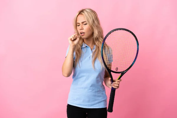 Mladý Ruský Žena Hrát Tenis Izolovaný Fialové Pozadí Kašel Hodně — Stock fotografie