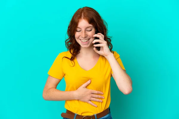 Adolescente Donna Rossastra Utilizzando Telefono Cellulare Isolato Sfondo Blu Sorridente — Foto Stock